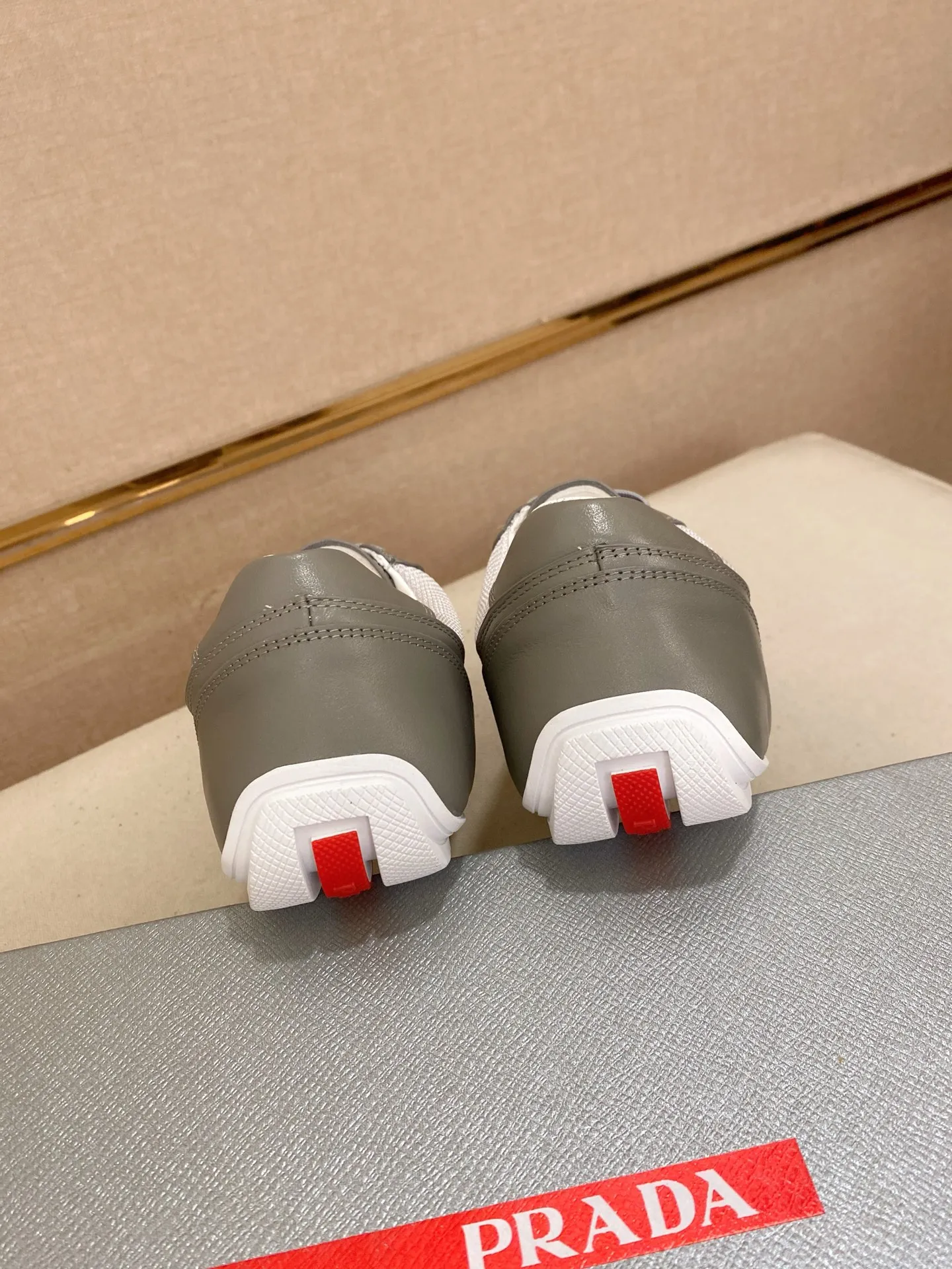 Men's shoes 💰 480💰 ✔️✔️✔️Top high version High-quality new PRADA (Prada) counters are launched at the same time. The new men's shoes and 😘fabrics are purely handmade in Niujing. Lining: Full cowhide lining. 👍🏿High-end☄️Open-molded non-slip rubber outsole, exquisite lines, simple and elegant, comfortable and high-end for leisure travel. Code number: 38-44. Can be customized45